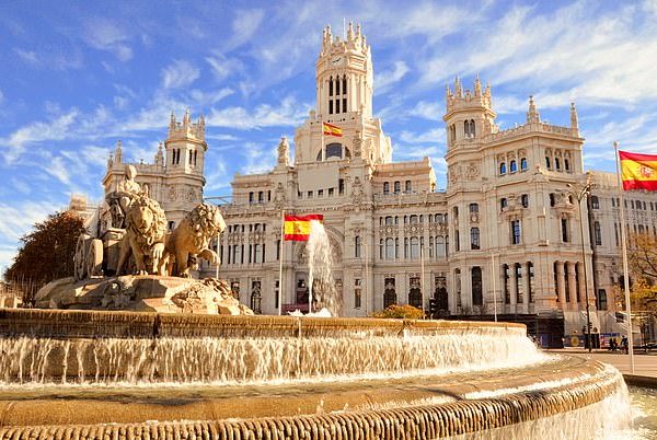 photo of the Plaza de Cibeles in Madrid, Spain showing the fountain and City Hall