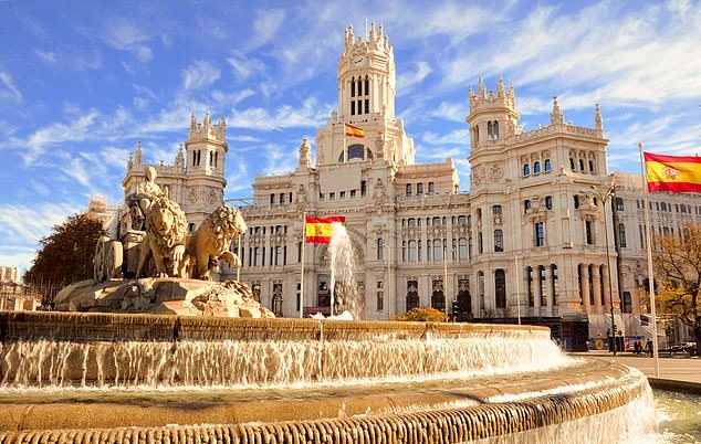 photo of the Plaza de Cibeles in Madrid, Spain showing the fountain and City Hall